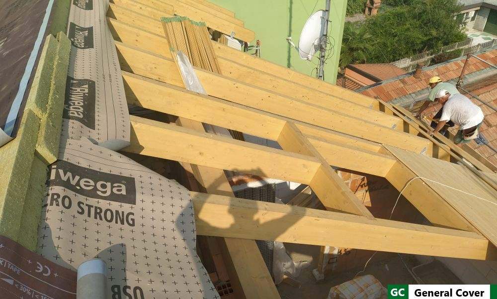 Squadra specializzata coibentazione tetti in cantiere provincia Como