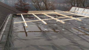 Trasformazione di coperture piane in tetto a falde Milano Benvenuti nel mondo di General Cover: Trasformazione e Innovazione Se siete alla ricerca di soluzioni durature per le vostre coperture industriali, siete nel posto giusto. General Cover è il vostro partner affidabile per la trasformazione di coperture piane in tetti a falde. Con esperienza comprovata e materiali di alta qualità, offriamo soluzioni che non solo risolvono i problemi di infiltrazioni d’acqua, ma migliorano anche l’estetica e il valore dei vostri edifici. Scoprite come possiamo trasformare le vostre coperture e garantirvi tranquillità e sicurezza. Caso di studio: Trasformazione di coperture piane in tetto a falde Cliente: Privato. Signor Roberto L. Proprietario di un capannone industriale di mq. 1.000 a Milano. Problema: Continue infiltrazioni d’acqua nonostante le continue e costose riparazioni della guaina. Le coperture piane industriali sono soggette a infiltrazioni d'acqua, causando problemi come ristagni, danni ai materiali, muffa e perdita di denaro. Riparare le guaine impermeabilizzanti è spesso difficile e non garantisce una soluzione definitiva. Soluzione: General Cover propone la trasformazione di coperture piane in tetti a falde inclinate come soluzione duratura e definitiva alle infiltrazioni. Vantaggi: • Elimina definitivamente il problema delle infiltrazioni d'acqua • Migliora il deflusso dell'acqua piovana • Permette l'installazione di canali di scolo • Riduce il rischio di muffa e danni ai materiali • Aumenta il valore estetico dell'edificio Come funziona: 1. Valutazione: General Cover effettua un sopralluogo gratuito per valutare lo stato della copertura piana e definire il progetto di trasformazione. 2. Progettazione: Viene elaborato un progetto dettagliato che include il calcolo dei carichi, la scelta dei materiali e la definizione delle pendenze delle falde. 3. Realizzazione: La struttura portante a falde viene realizzata utilizzando materiali di alta qualità e tecniche costruttive avanzate. 4. Manto di copertura: Sulla struttura portante viene installato il manto di copertura, che può essere realizzato con pannelli coibentati di diverso spessore o lastre grecate. 5. Canali di scolo: Vengono installati canali di scolo adeguatamente dimensionati per garantire un deflusso efficiente dell'acqua piovana. Materiali: General Cover utilizza materiali di alta qualità per la trasformazione di coperture piane, tra cui: • Struttura portante: acciaio zincato, legno lamellare • Manto di copertura: pannelli coibentati in poliuretano, lana di roccia o fibra di legno, lastre grecate in acciaio o alluminio • Canali di scolo: alluminio Esperienza e professionalità: Trasformazione di coperture piane in tetto a falde Milano