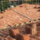 Cantiere edile per rifacimento completo copertura tetto residenziale