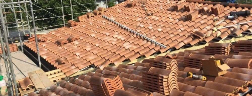 Cantiere edile per rifacimento completo copertura tetto residenziale