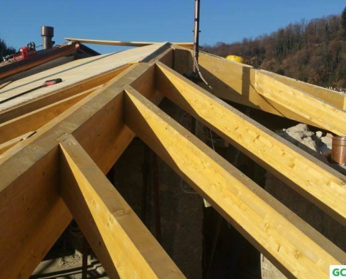 Coperture legno lamellare Varese - villa lago Maggiore con tetto sostenibile Prealpi Lombarde