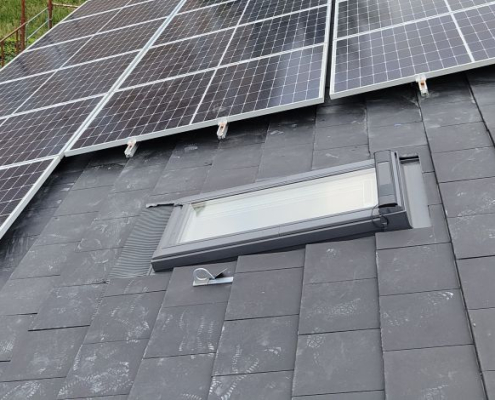 Installatori Velux certificati durante posa finestra tetto Lombardia