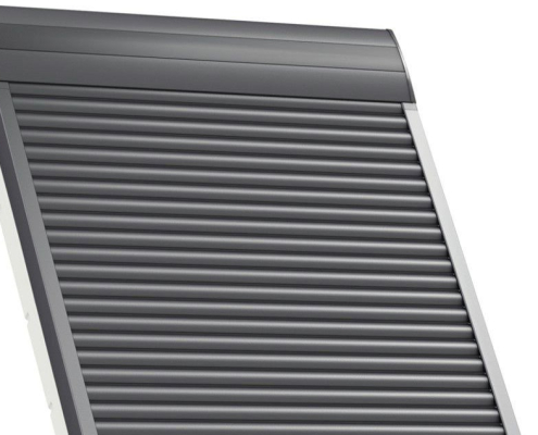 Tapparella Velux installata su finestra da tetto in mansarda moderna