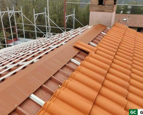Dettaglio copertura con tegole in cotto portoghesi appena installate su tetto lombardo