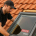 Tecnico certificato Velux durante intervento di assistenza e manutenzione su finestra da tetto in provincia di Como