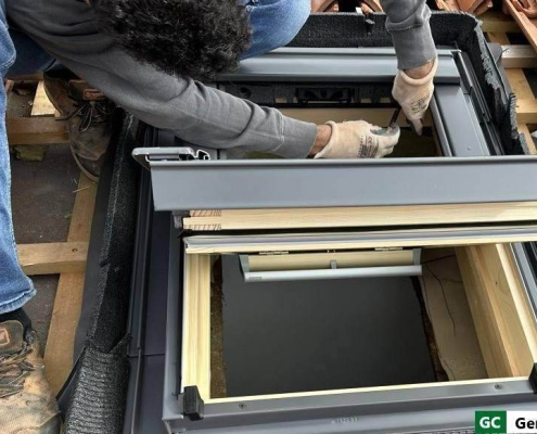 Finestra Velux Integra Solare installata su tetto mansarda Monza Brianza con pannello fotovoltaico integrato