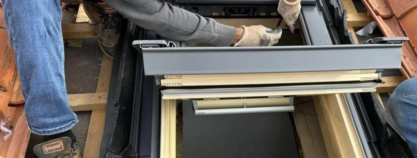 Finestra Velux Integra Solare installata su tetto mansarda Monza Brianza con pannello fotovoltaico integrato