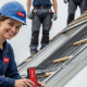 Installatore Velux certificato durante la posa di una finestra da tetto a Como, Lombardia