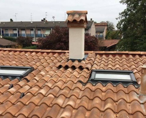 Finestre Velux già posate su tetto in tegole a Palazzolo Milanese, vista esterna dell'intervento completato