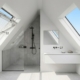 Bagno in mansarda con finestra da tetto Velux GGU vetro opaco ventilazione naturale Como Milano