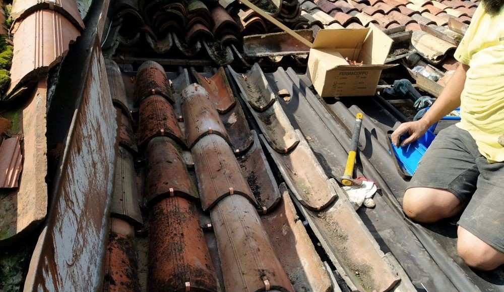 Danni tetto in legno - tegole rotte e infiltrazioni