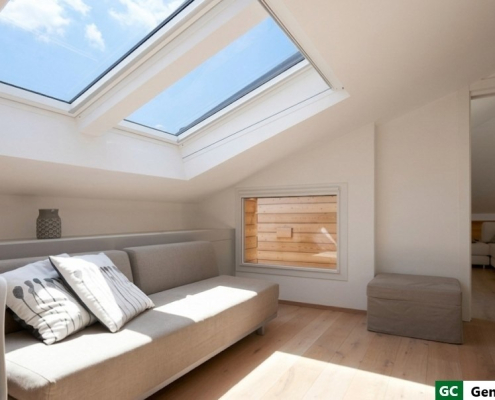 Finestra Velux aperta su mansarda con luce naturale in Lombardia