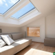 Finestra Velux aperta su mansarda con luce naturale in Lombardia