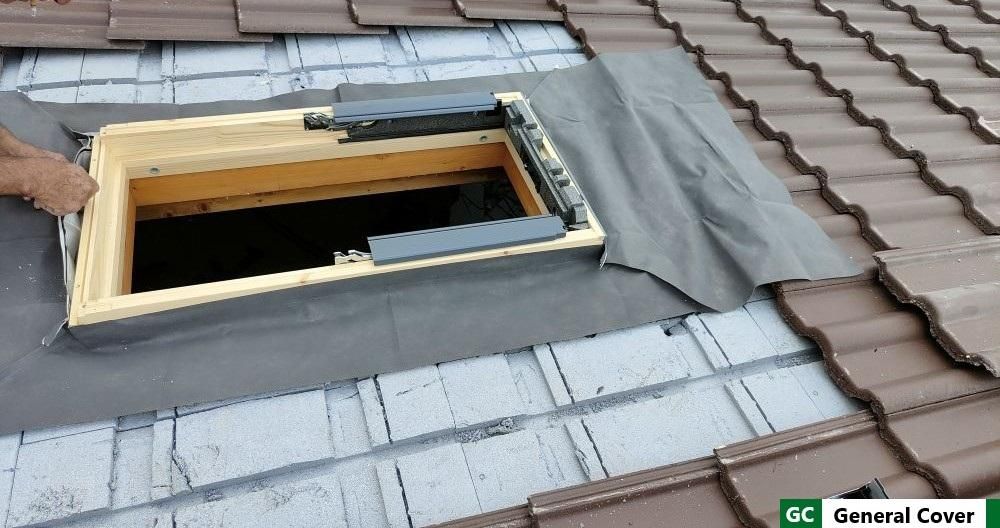Installatore certificato Velux durante posa raccordo impermeabilizzazione lucernario su tetto tegole Como