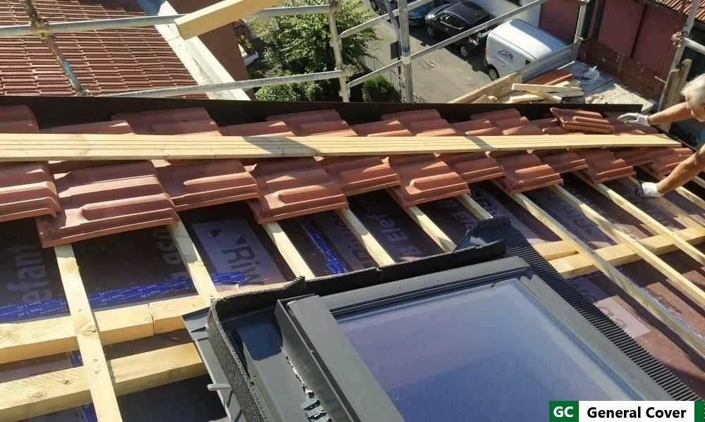Installazione finestra Velux su tetto in legno a Milano