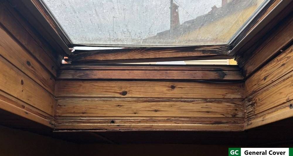 Guarnizioni e sigillatura lucernario Velux deteriorate: causa diretta di infiltrazione e perdita d'acqua