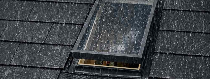 Lucernario Velux installato su tetto a falda in mansarda abitata in Lombardia