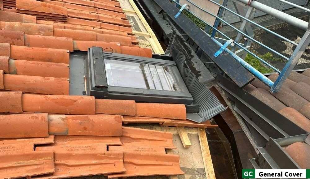 Sostituzione kit di raccordo Velux su tetto in tegole durante i lavori — General Cover Lombardia