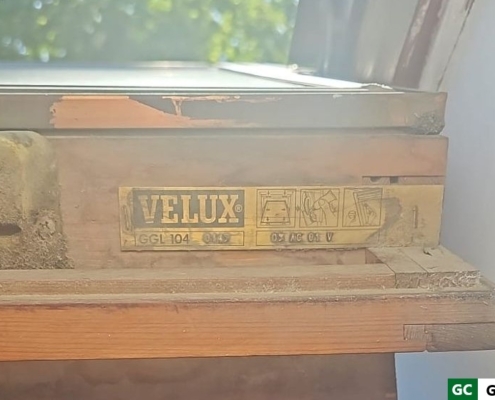 Targhetta identificativa Velux GGL C04 sul telaio interno