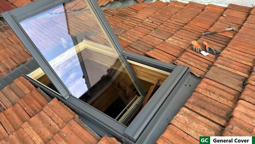 Finestra Velux modello GGL apertura a bilico centrale su tetto in tegole