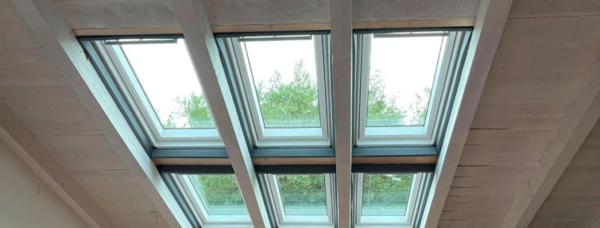 Sei finestre Velux installate su tetto nuovo in tegole rosse in Lombardia