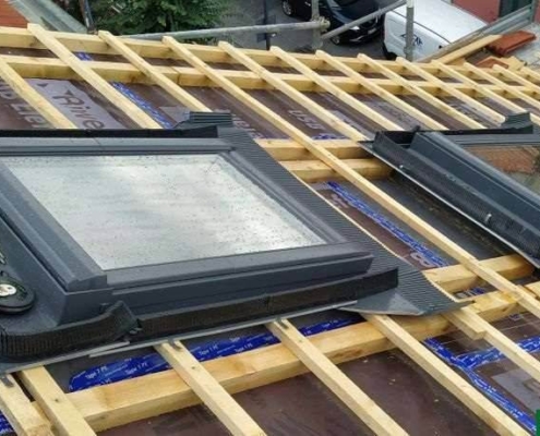 Finestra Velux installata su tetto in mansarda luminosa in Lombardia